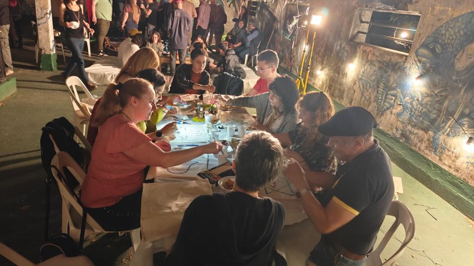 Taller de pintura al aire libre de noche