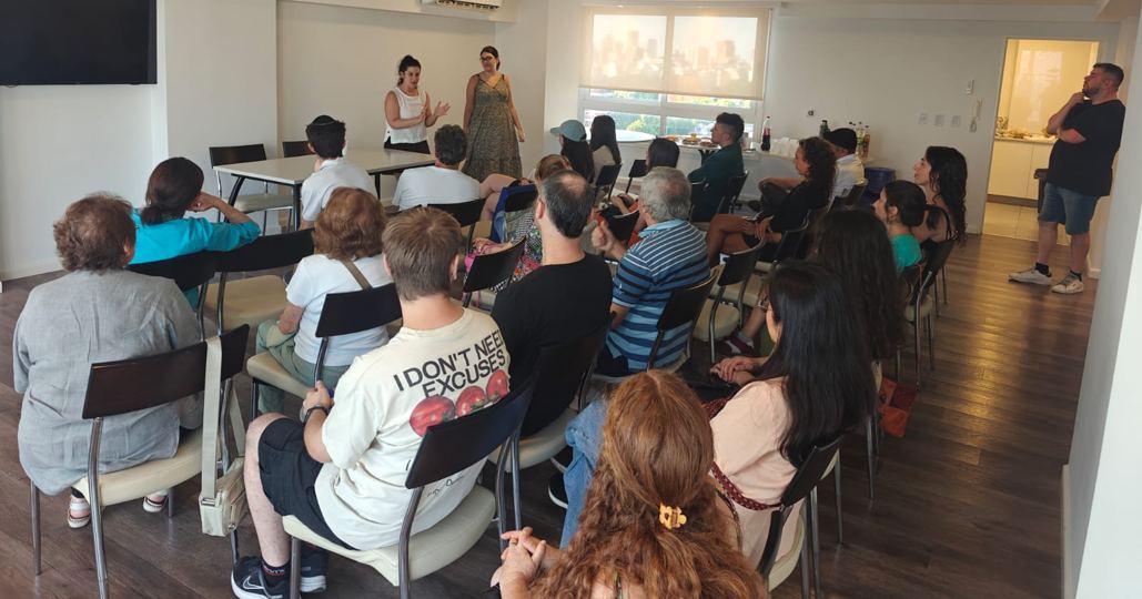Charla en un salón con ventanales