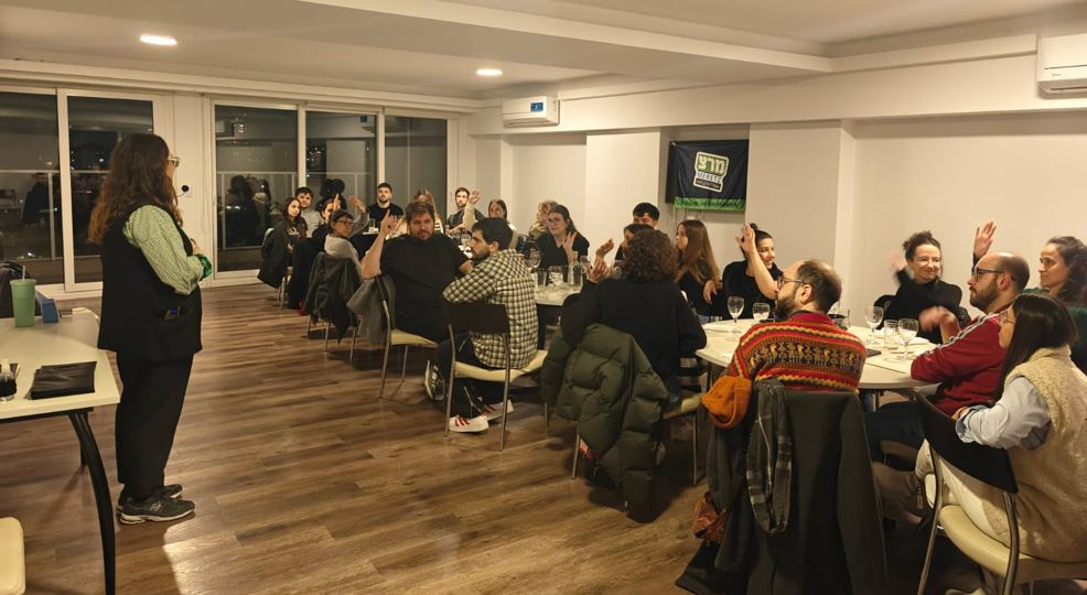Encuentro en una mesa larga