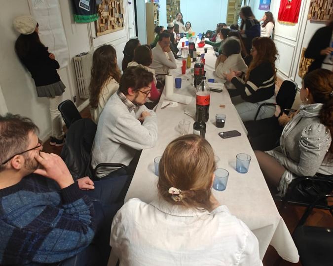 Cena con una mesa larga